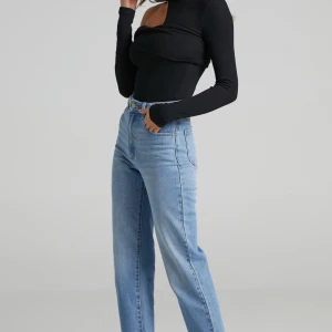 Svart topp - Jättefin svart topp med asymmetrisk öppning. Har aldrig använts och har lapp kvar! 