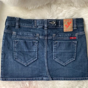ONLY y2k jeans kjol - ONLY kjol ”dragons, night out” med coola detaljer. Bra skick förutom minimal slitningar på bägge fickor, men märks knappt. Står Strl 38 på lapp men passar 36 oxå. Skriv privat för fler bilder/mått. Köparen står för frakt. 💕