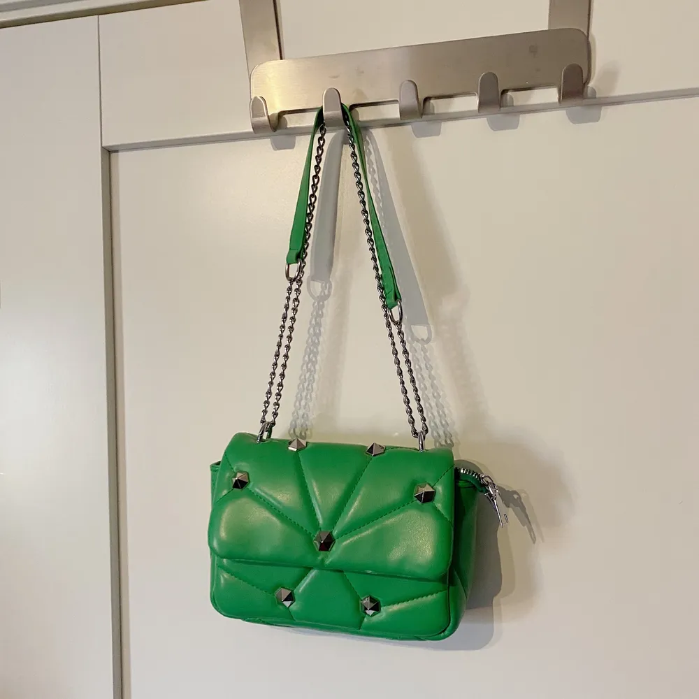 Säljer denna gröna zara inspirerade väska. Använd en gång. I nytt skick.  . Väskor.