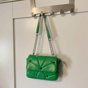 Säljer denna gröna zara inspirerade väska. Använd en gång. I nytt skick.  