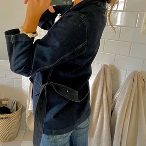 Denim jacka Carin Wester - Superfin jeansjacka med skärp från Carin Wester, använd några gånger i storlek 36❤️❤️