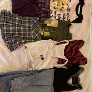 Ett pack med kläder i 90/00-tals stil! - Innehåller: En t-shirt, ett linne,4st trekvartslånga tröjor,en minikjol och ett par jeans. Allt är i storlek xs-s. Hör gärna av dig om du vill ha fler bilder eller info!