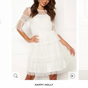 klänning strl 36/38 (HELT NY) - Superfin klänning från bubbleroom i strl 36/38, passar till student!! Vit med meshdetaljer. Bymalina inspirerad! Lagom i längd och jätteskön men har nu hittat en annan som passar mig nu bättre! Hör av er vid intresse. Frakt tillkommer. Kan skicka fler privata bilder om så önskas 💓💓 köptes för 599kr