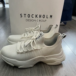 Stockholm design group  - I nyskick köpt för 999kr ( se kvitto), endast använd 1 gång då de var för små i storleken! Pris kan diskuteras vid snabb affär. Kvittot och kartong finns med!
