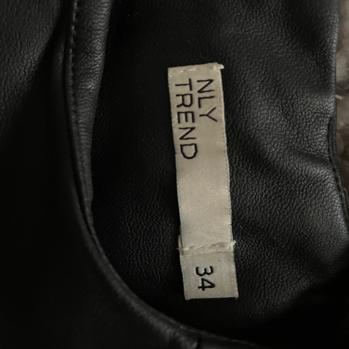 Svart kort skinnklänning - 91