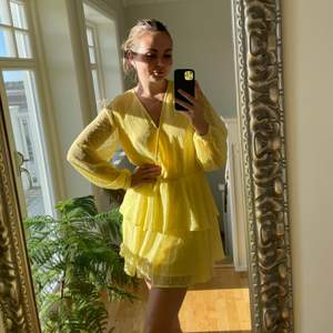 Super söt gul klänning perfekt till sommaren. Storlek 36/s. 