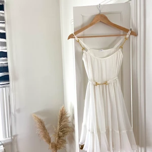 Ida Sjöstedt srudentklänning - En så så fin klänning som är perfekt till sommarens skolavslutningar/studenter. Jag har bara använt klänningen en gång. Orginalpris var ca 2000 och den är precis som ny. Skulle säga att den passar någon med storleken xs.  Köparen står för frakt oc