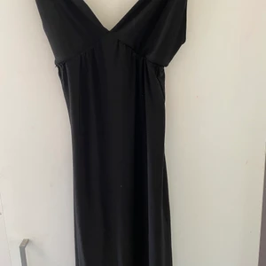 Svart tajt lång klänning  - Ett hål i sömmen vid sidan av klänning men d är nog lätt att fixa 