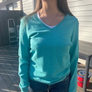 Tommy Hilfiger sweatshirt - En turkos v-ringad tröja från Tommy Hilfiger i storlek M, passar dock allt från xs-L beroende på hur man vill att den sitter. Nyskick! Passar perfekt nu till våren💙