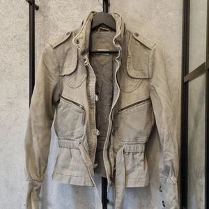 Jacka Moto - Vår! Underbar jacka med så fina detaljer. Skickar gärna fler bilder. Storlek 10 (euro 38) Liten i storlek. Toppskick. 