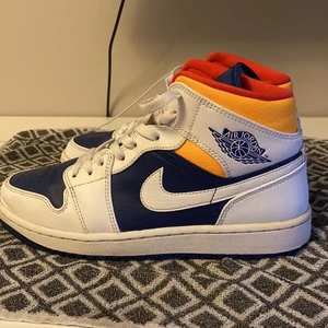 Jordan 1 mid - Hej, dessa Jordan 1 Mid är storlek 42,5. Skick: använda 8/10. Original pris 1400kr. Köparen står för frakten.
