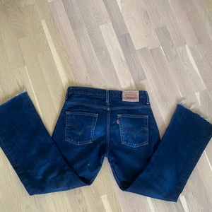 Levis jeans - model: 507 04, W31 L32 säljer mina levis jeans i en så fin tvätt!!Jag har klippt de längst ner så de passar en 163/164 om man vill ha de ”ner till marken”. Inte särskilt använda och otroligt bra skick! 