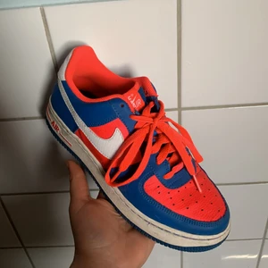 Nike Air Force unik färg - Köpt via Tradera tror jag, för några år sedan. Har typ aldrig använt de. Passar perfekt 38. Det står 38 i de men de var lite tajta för mina breda fötter (har bredare än vanligt). Lite skitiga men verkligen i bra kvalité fortfarande!💙❤️💗