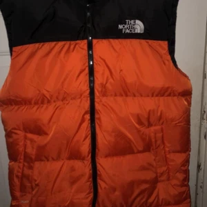 North Face väst storlek M - Säljer denna väst då jag beställde den 2 dagar innan min födelsedag, sedan fick en i födelsedagspresent. Storleken är M fast ganska stor i storleken. Priset går att diskuteras. Hör av er gällande frågor.