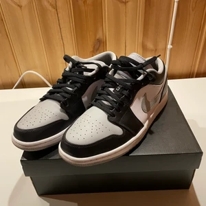 Jordan 1 low shadow - Jordan 1 low shadow i storlek 44 och dem är använda ungefär 10 gånger, men skulle säga att condition på dem är 9/10. Väldigt eftertraktade skor. Vid fler bilder är det bara att skriva.