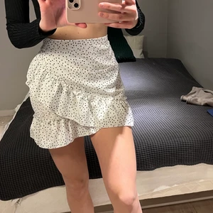 Prickig kjol från shein - Volangkjol från shein med prickig mönster