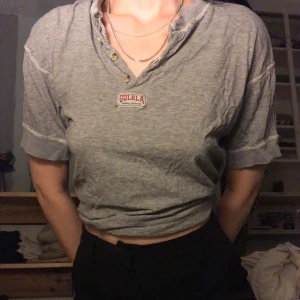 Piké T-shirt  - Köpt secondhand. Från ett skatemärke ”gulbla sporting company”