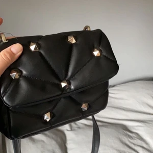 Zara väska nitar - Axelremsväska i fint skick från Zara, köpare står för frakt💓