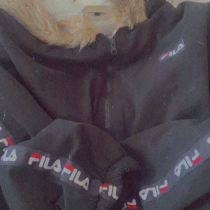 Fila - Hej säljer min Fila jacka för 500kr storlek L och M passar för båda vid snabb äffare kan priset gå ner ❤️