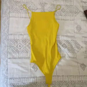 Summer top/ bodycolor is yellow. Bought from h&m. Wore it once only and it is very new. Fits the body perfectly and shows almost all the back( a little below the bra). Price can be discussed!❤️
