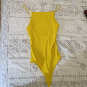 Summer top - Summer top/ bodycolor is yellow. Bought from h&m. Wore it once only and it is very new. Fits the body perfectly and shows almost all the back( a little below the bra). Price can be discussed!❤️