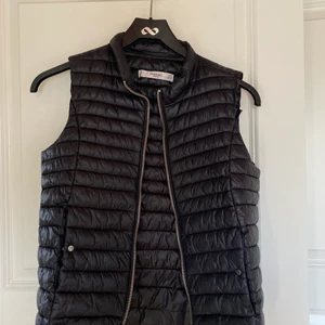 Väst - En fin, svart, väst från Mango! Perfekt till våren och bra i storleken. 