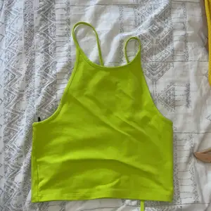 Color is yellow neon?😅Fits S-Xs. From h&m. New 100% and worn only one time. Price can be discussed of course!❤️