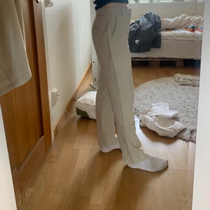 Linnebyxor från ginatricot  - Säljer dessa beige linnebyxor från ginatricot då de är för stora för mig. De är i storlek 34 men skulle säga att de mer är storlek 36, så alltså stora i storleken