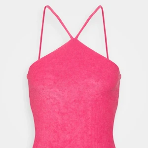 Rosa topp - Så snyggt linne ifrån gina! Färgen gör att man ser så brun och fräsch ut👌🏽💞 Storlek xs men passar även S ☺️ skicka ett medelande om du är intresserad 🥰