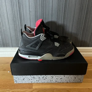Jordan 4 bred 2012 - Jordan 4 bred (black cement) 2012                                                        Cond: 6,5/10                                                                               Size: 8, 41.                                                                         Bid: 1300kr❌.                                                                        Bin: 1550kr❌ 1250kr!✅