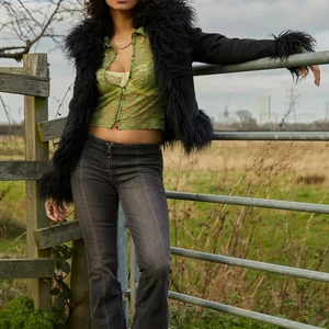 Urban outfiters pälsjacka - Säljer min Urban outfiters fur jacket som jag köpt väldigt nyligen. Köptes för 1000kr. Skriv för mer bilder.