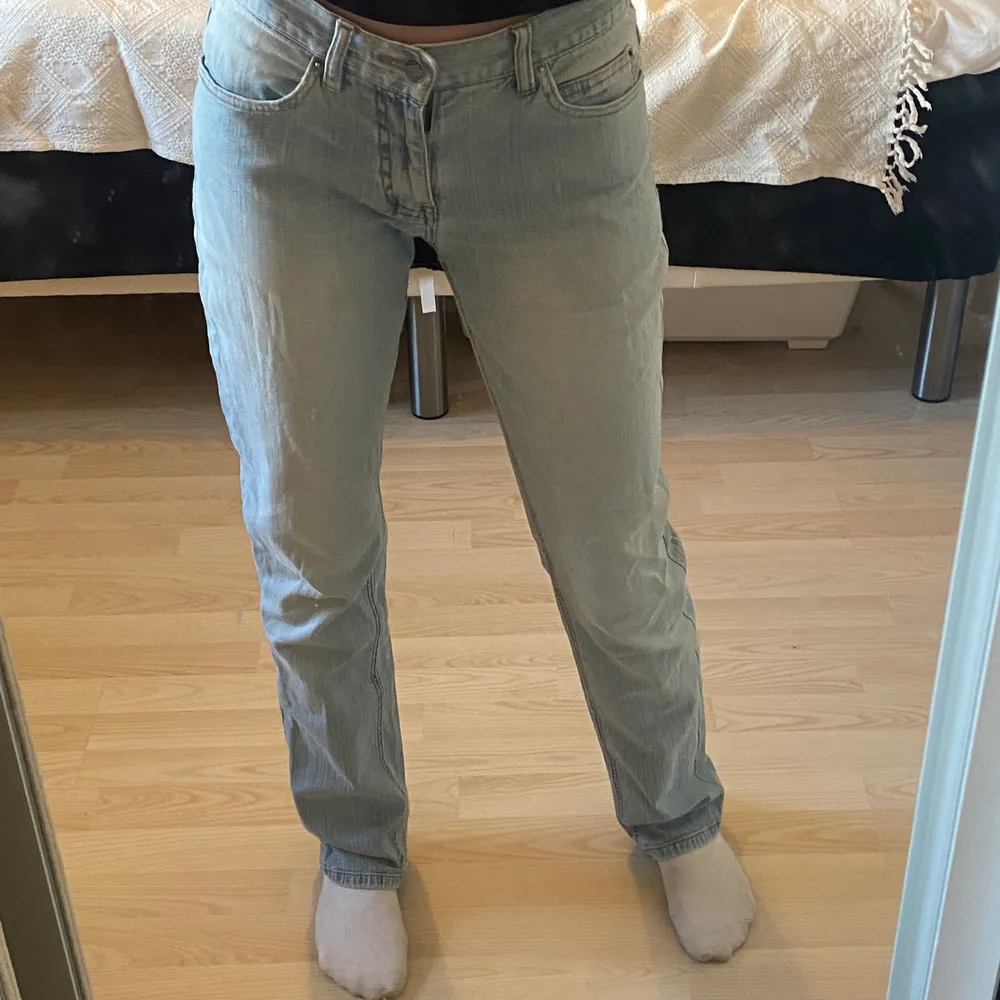 Tänkte kolla intresset på dessa sjukt snygga lågmidjade jeans från ONLY i storlek 38. Säljer dom vid bra bud🙌🏼💗. Jeans & Byxor.