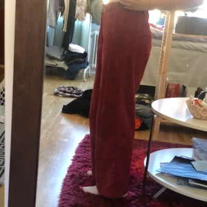 Manchesterbyxor - röda Manchesterbyxor, kostymbyxor. Pösig fit, något för korta på mig (164cm). Kan vara lågmidjade och ganska högmidjade