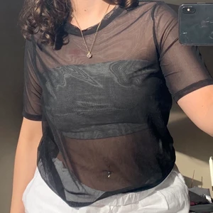Mesh t-shirt - Mesh T-shirt som är knappast använd, superfint att ha över någon topp eller vad som helst😊 toppen under ingår ej😊