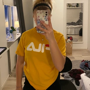 Fila t-shirt - Gul orange äkta fila t-shirt, aldrig använd, storlek xs lite större i storleken🤩 så fin i sommar😍                                            50kr +frakt,,                  