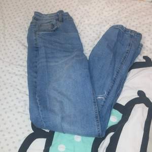 Ett par blåa jeans med hål vid knäa😝 knapppast använda så i bra skick 😜