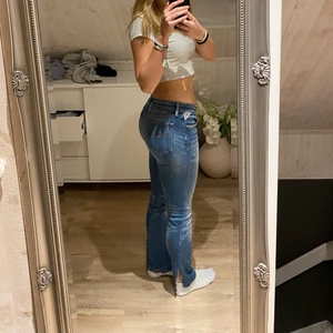 Replay jeans med detalj på framfickorna  - Lågmidjade köpta secondhand med fin detalj på framfickorna. Har en slits längst nere 💞