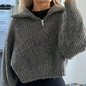Stickad tröja - Jättefin stickad half zip tröja från Gina tricot, sparsamt använd. Kan skicka fler bilder💕