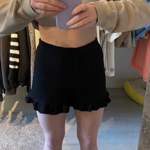 Shorts med volanger  - Fina shorts med volanger från Nelly.com   Stl M  Köpta för 250kr, säljer för 40kr  Katt finns i hemmet!  Kan hämtas i Norra Åbyggeby (Gävle)eller fraktas emot fraktkostnad på 51kr. Endast swish!