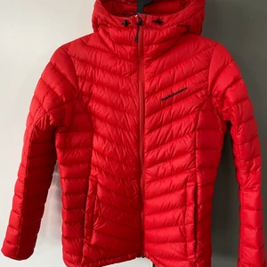 Peak Performance jacka  - Röd Peak Frost Down dunjacka storlek S.  Gott skick. Nypris 2800kr. 1000kr.