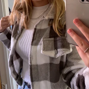 Kofta - Mjuk rutig ”kappa/kofta” från Shein. Jätte mjuk och skön och fin nu till våren/sommaren💕