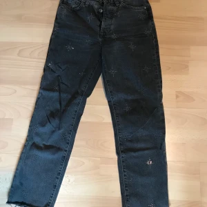 H&M coola jeans w.25 - Säljer ett par coola jeans från H&M som har strassdetaljer på framsidan. Är i storlek w.25 och är i bra använt skick, inga tecken på slitage. Säljer jeansen då de tyvärr blivit förstora för mig. Pris, 75kr. Pris diskuterbart. 