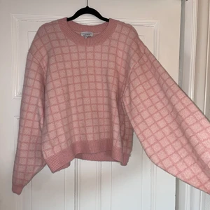 Stickad tröja & other stories  - En super fin rosa stickad tröja från & other stories. Endast använd några få gånger så i väldigt bra skick. Nypris 800kr. Storlek M. Färgerna är lite starkare i verkligheten. Frakt tillkommer