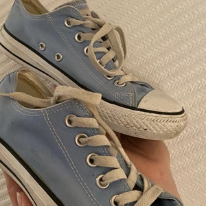 Converse - Säljer mina fina ljusblåa converse i stl 37💗köparen står för frakt💗säljer även i andra färger så kolla min profil💗