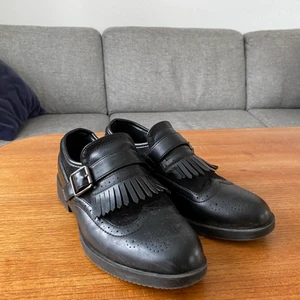 Loafers strl 38 - Ett par superbekväma loafers i fuskskinn, sitter jättebra på foten och går att promenera mycket i. 
