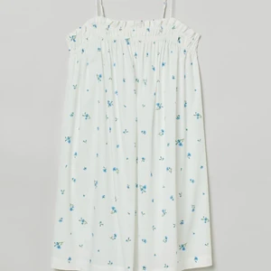 Vit blommig klänning hm - Väldigt gullig och somrig klänning från HM💕 Bara testad aldrig använd, helt ny💖 I stl S men den är flowig så passar både mindre och större storlekar💗 Bara att skriva vid frågor😊