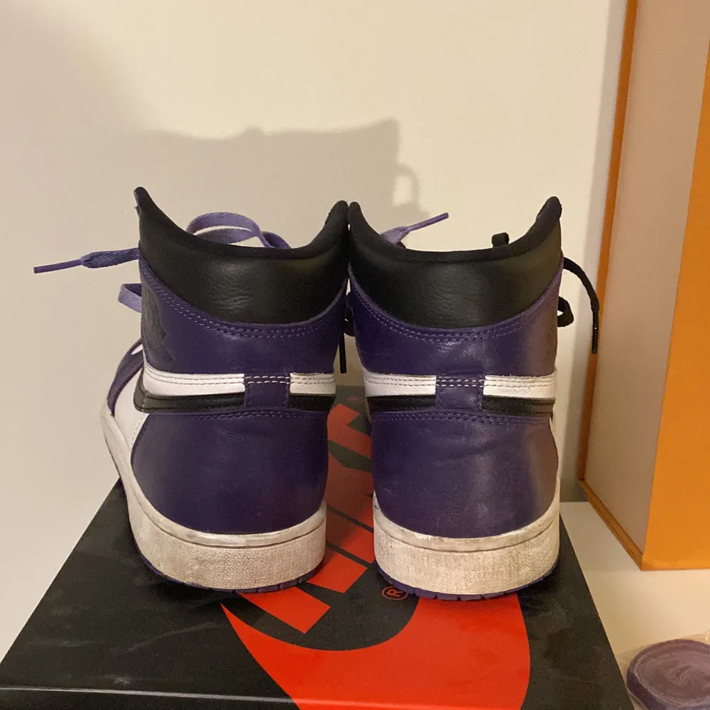 Nike Air Jordans 1 Court Purple, Storlek 43, Köpt på stock X, Box inkluderad! Saknar ett svart snöre men har två lila! ✅ Skick 7/10. Skor.