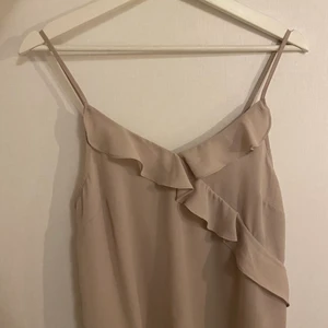 Volanglinne GinaTricot - Grå/Beige linne med volanger framtill. Köpt på GinaTricot Stl 38. Köparen står för frakten💗