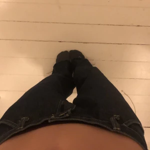 Psycho international byxor - Psycho international byxor. Baggy, sitter mer baggy än 501. De är klippta men i ganska bra skick annars. 200kr med frakt! Jag är 163 ish. Se en dålig bild på sista sliden hur de ser ut på heheh