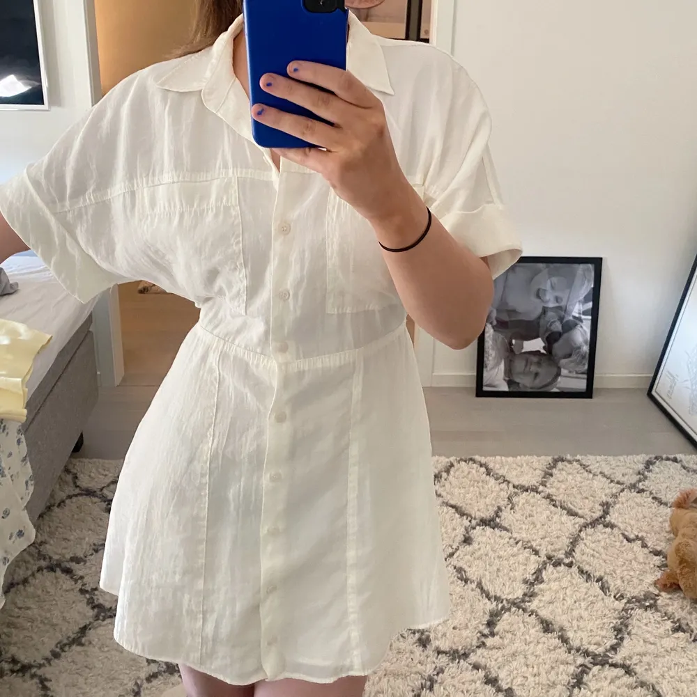Skitfin vit skjortklänning från Zara, använd två gånger! Perfekt till sommaren, köpt för 399kr<3. Klänningar.